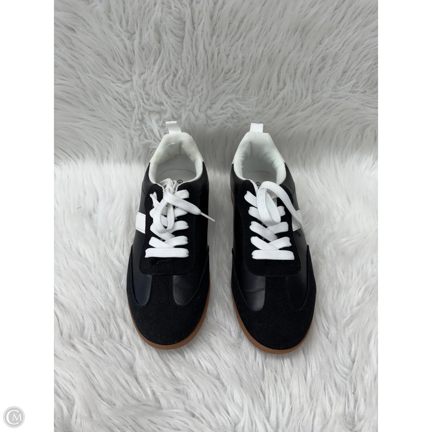 Shoes Sneakers By Clothes Mentor In Black & White, Size: 7