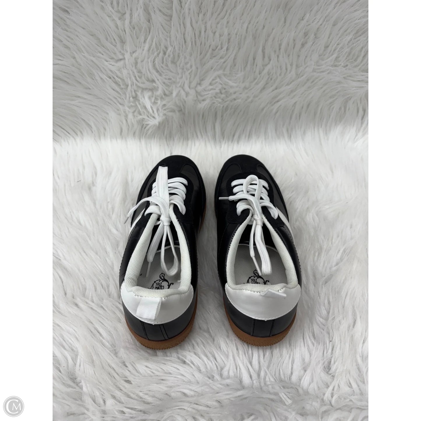 Shoes Sneakers By Clothes Mentor In Black & White, Size: 7