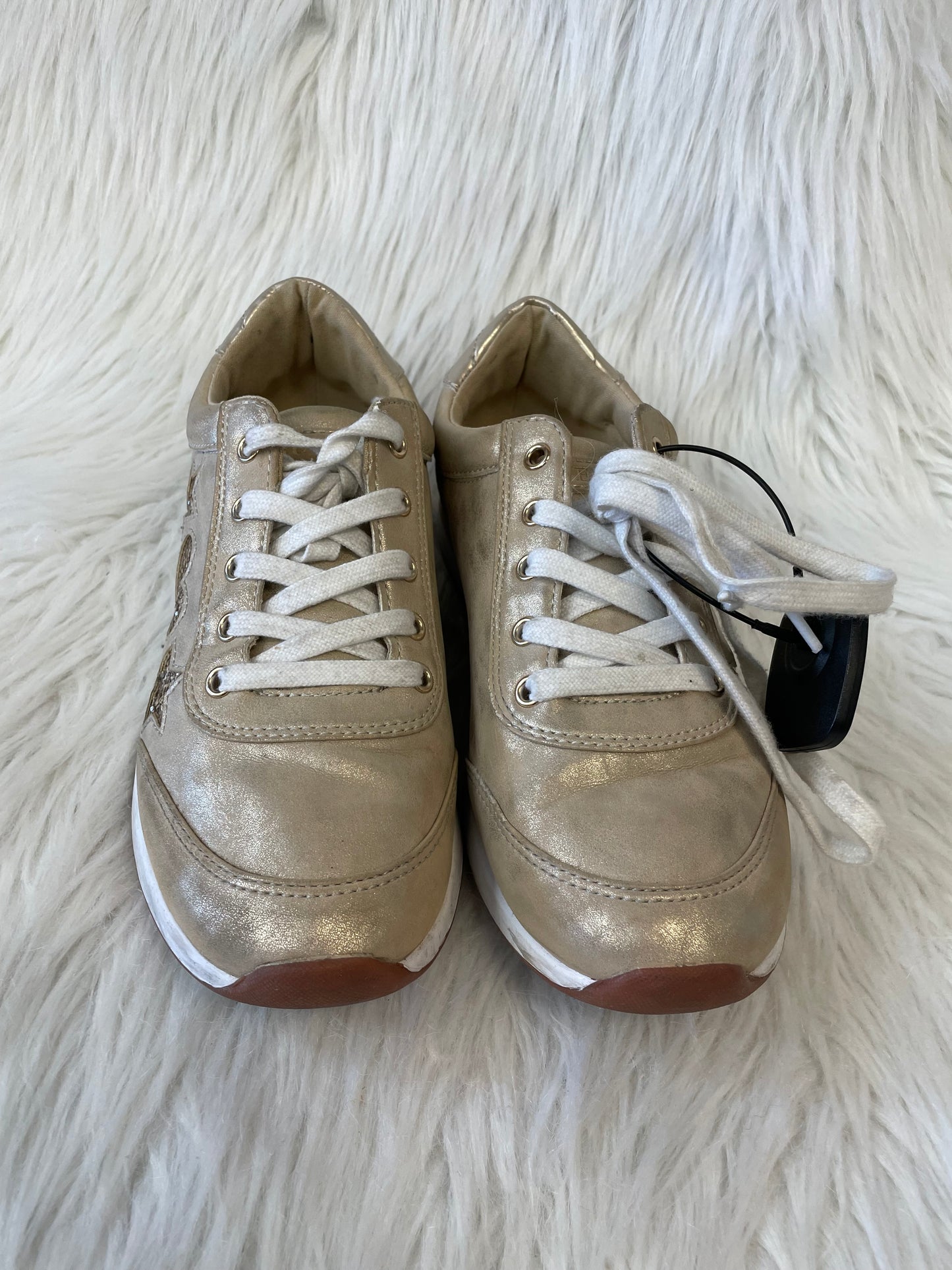Shoes Sneakers By Guess In Gold, Size: 8.5
