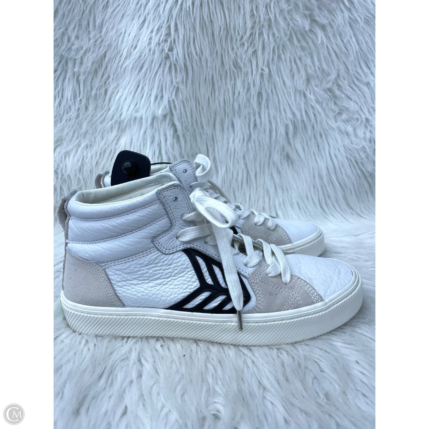 Shoes Sneakers By Cariuma In White, Size: 10
