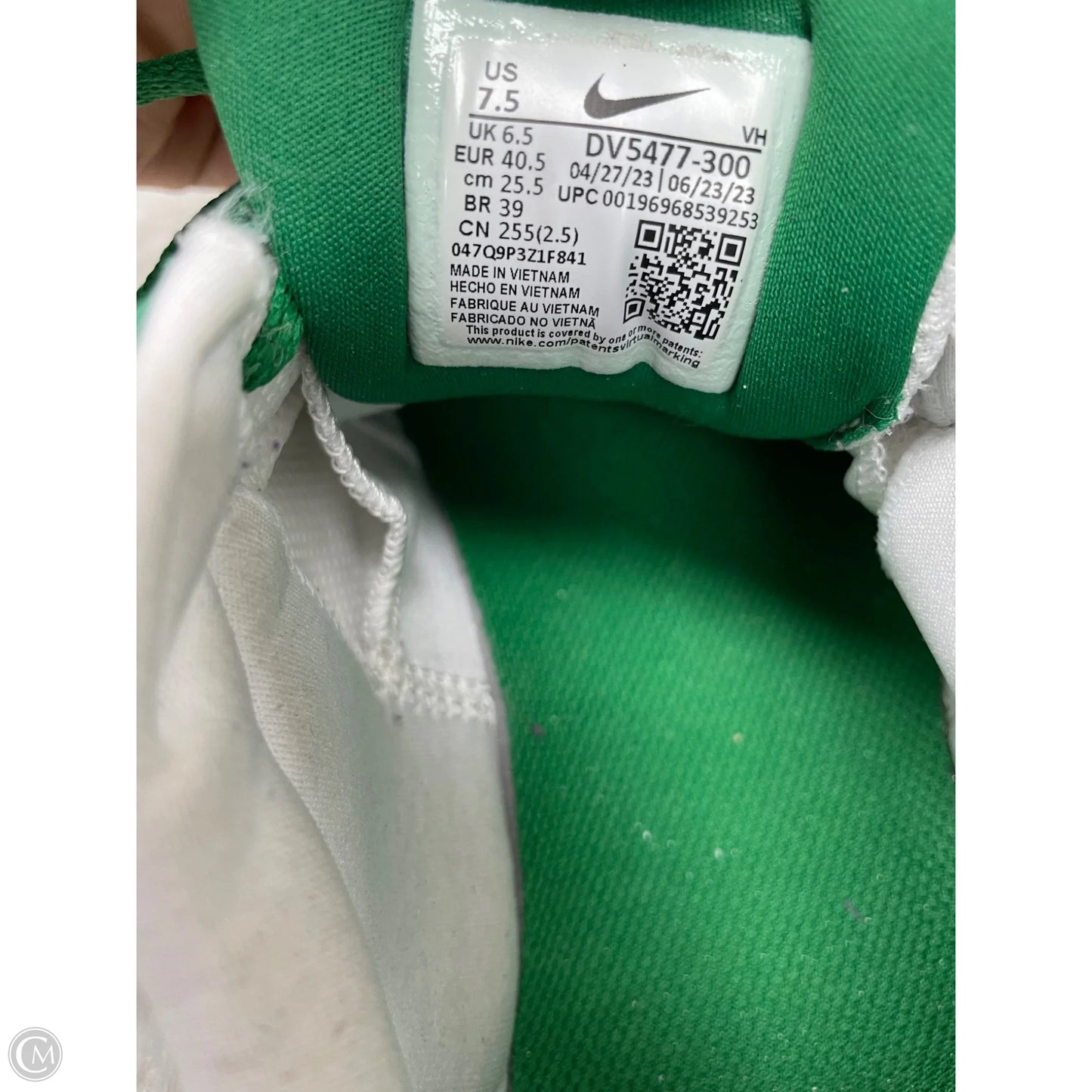 Shoes Sneakers By Nike In Green & White, Size: 7.5