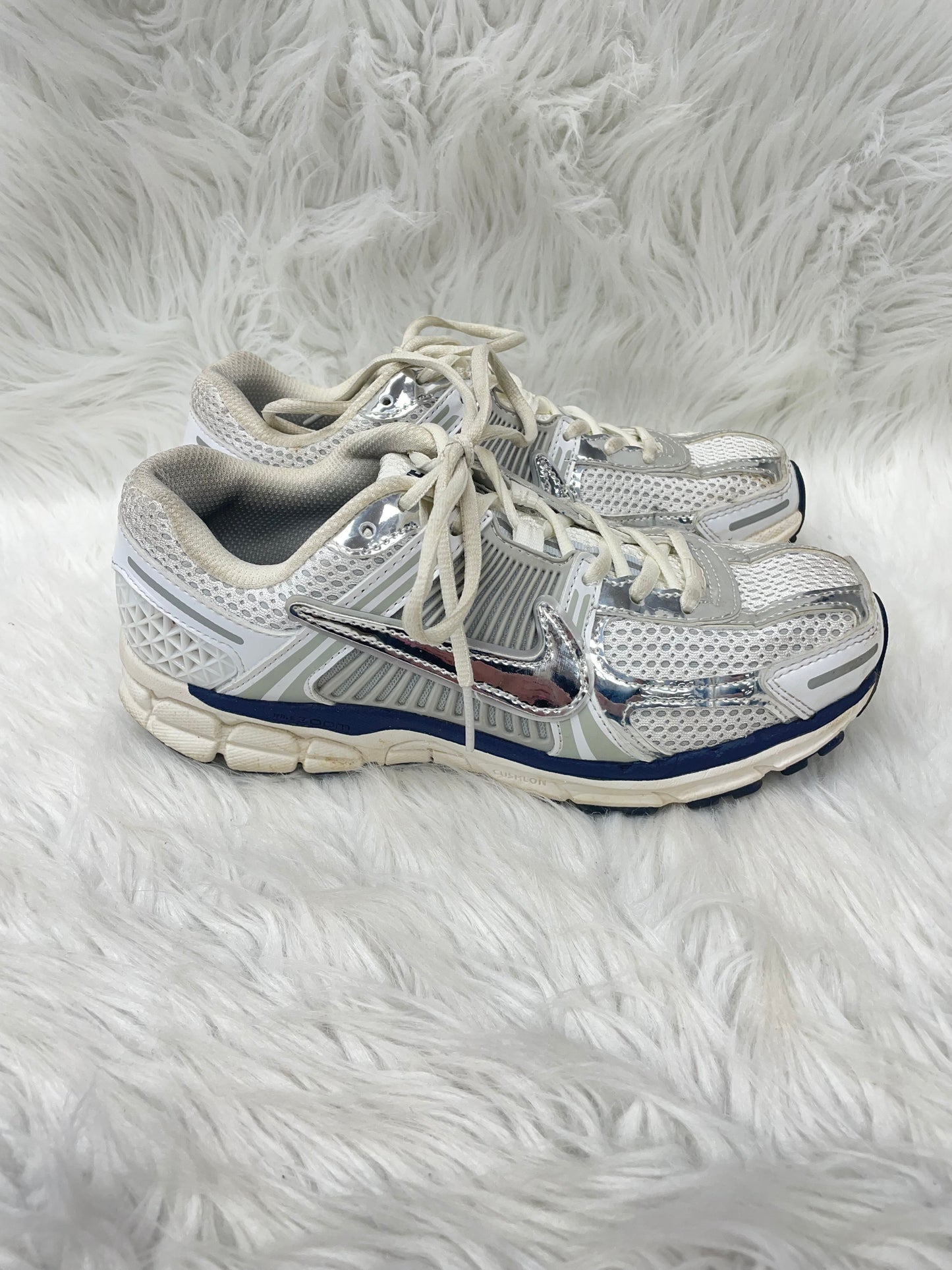 SHOES SNEAKERS by NIKE In GREY & SILVER, Size: 8