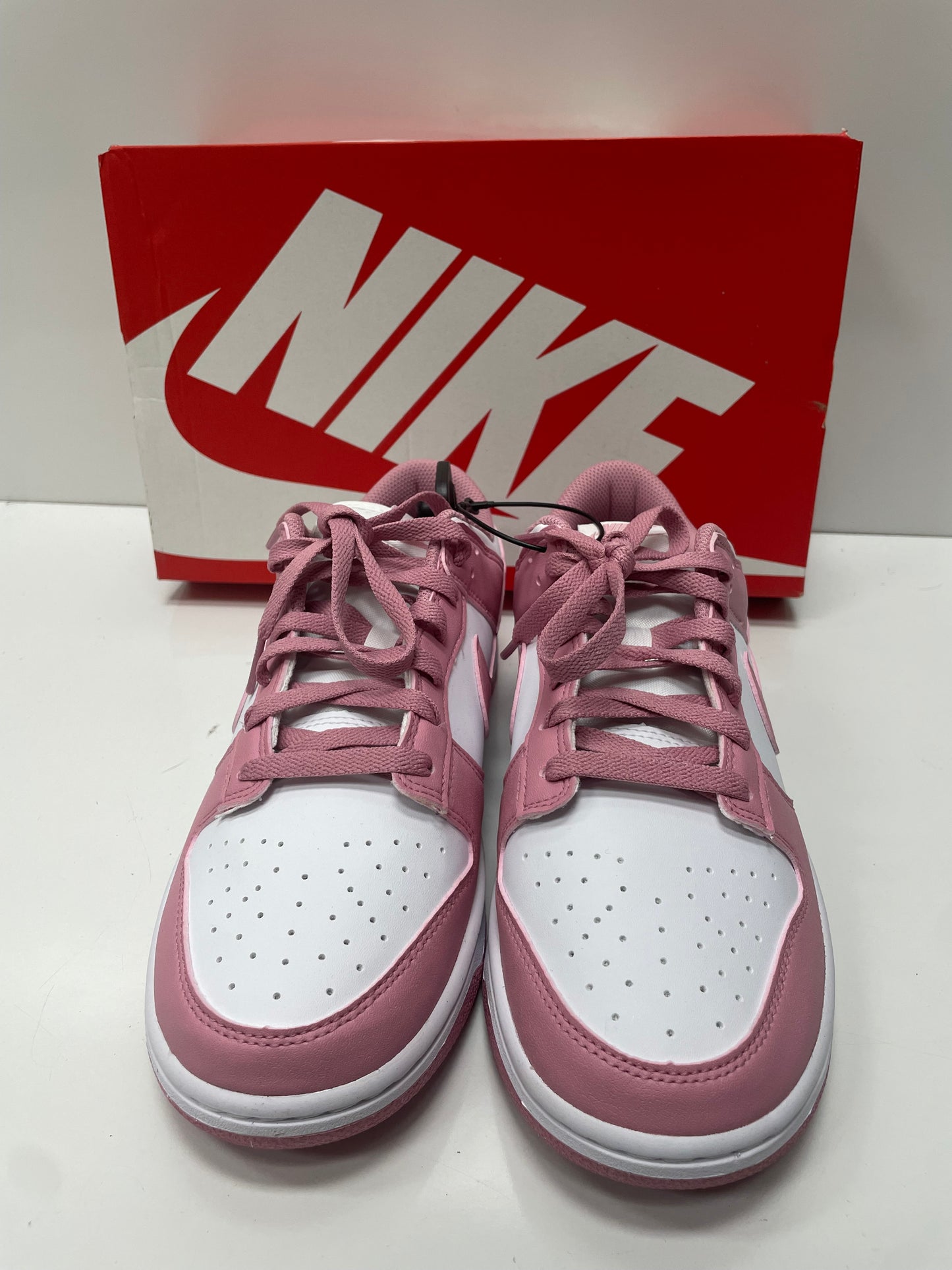 Shoes Sneakers By Nike In Cream & Pink, Size: 10.5