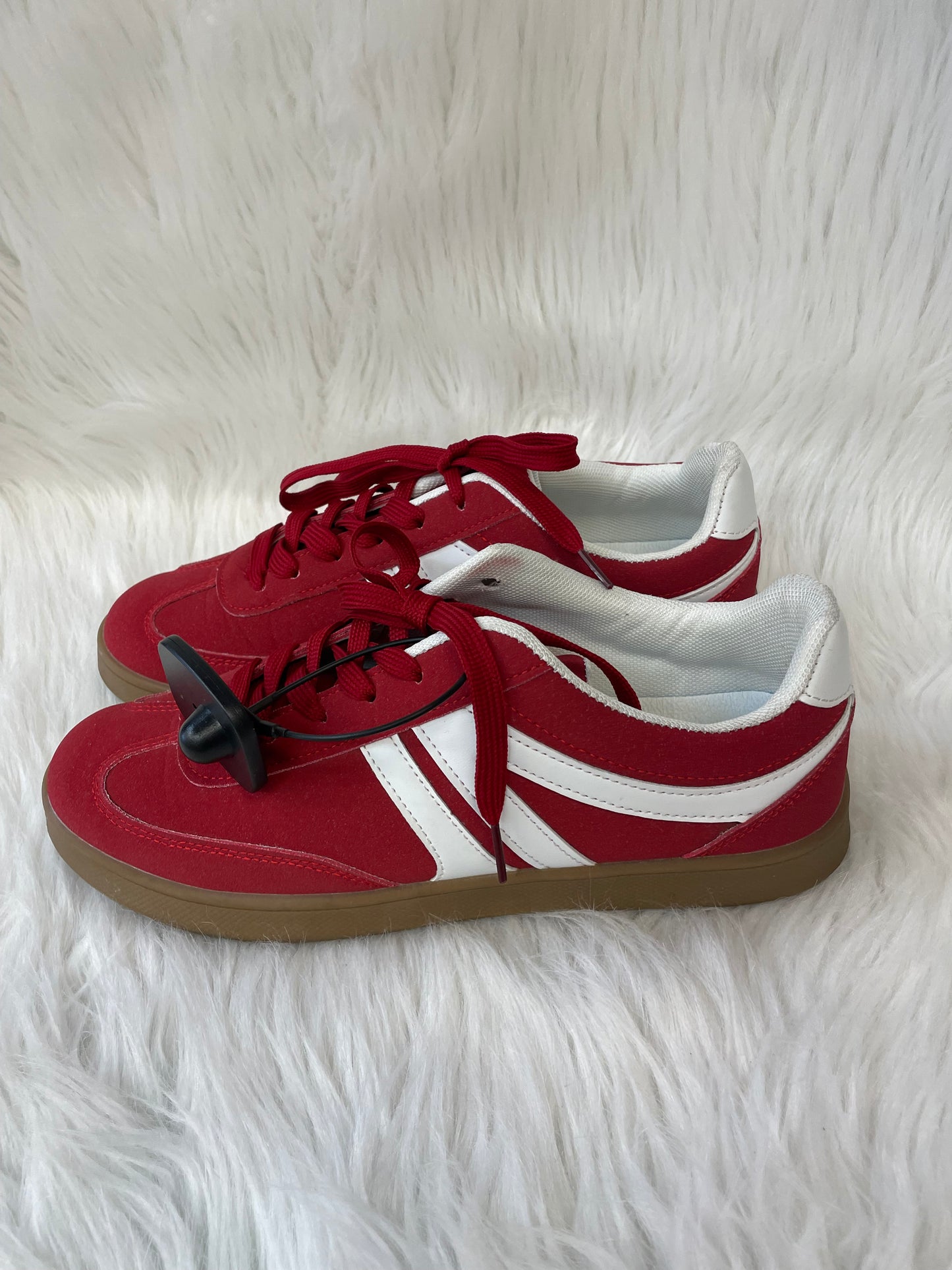 Shoes Sneakers By Clothes Mentor In Red & White, Size: 10