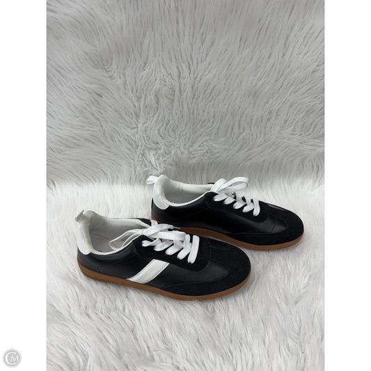 Shoes Sneakers By Clothes Mentor In Black & White, Size: 7