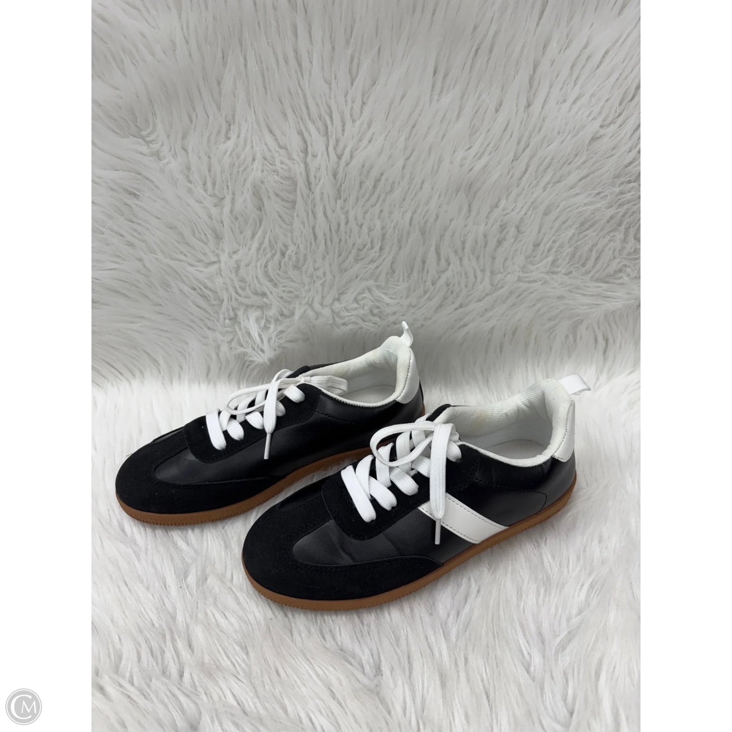 Shoes Sneakers By Clothes Mentor In Black & White, Size: 7