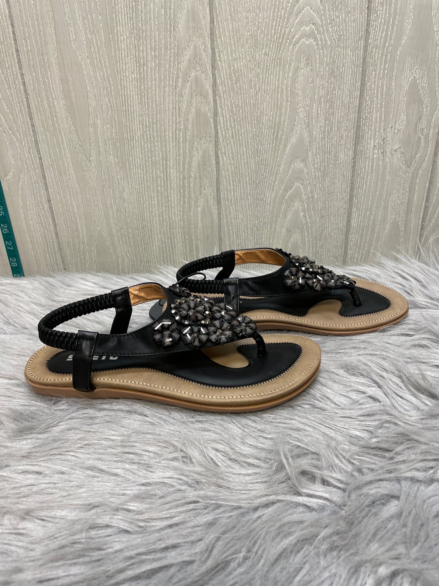 Sandals Flats By Clothes Mentor In Black & Tan, Size: 7.5