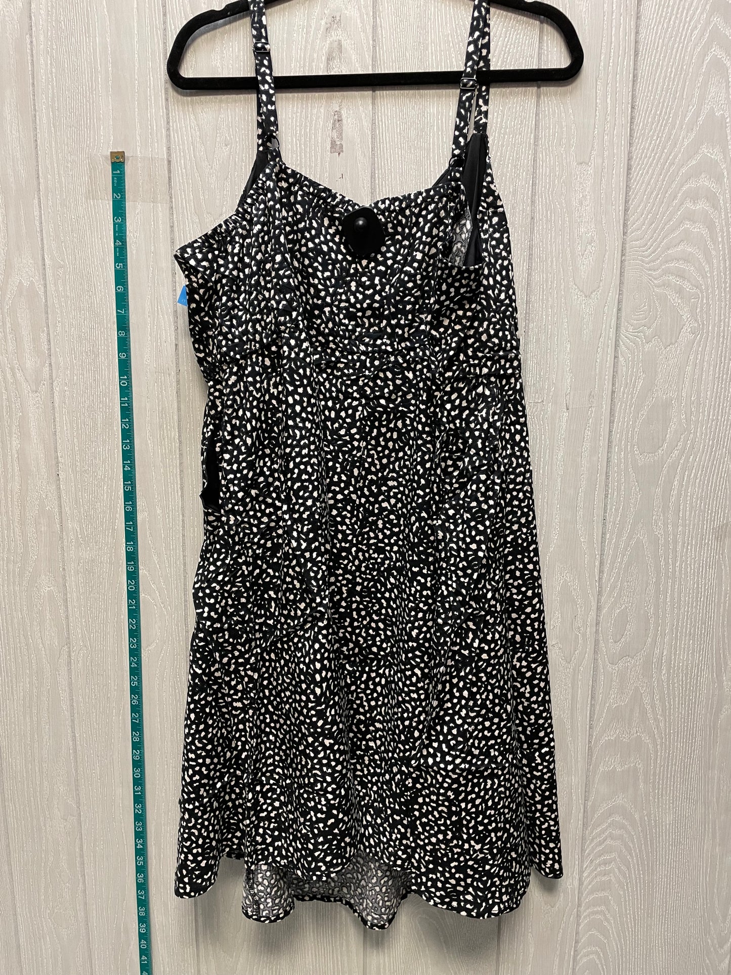 Dress Casual Short By Torrid In Black & White, Size: 2x