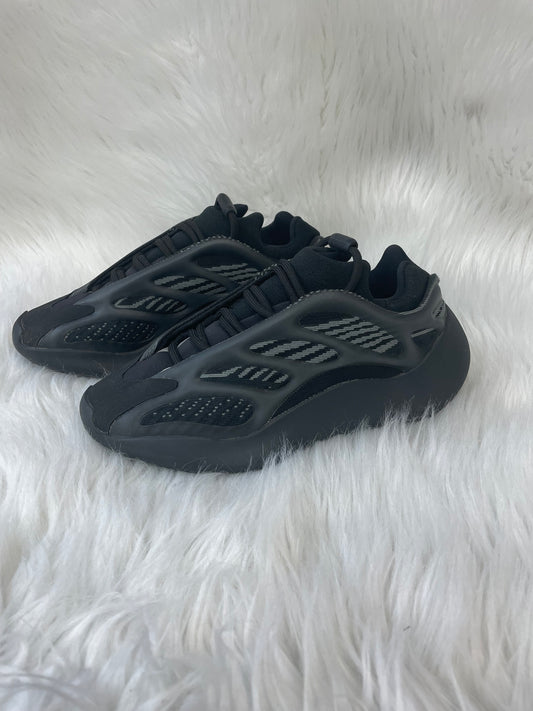 Shoes Luxury Designer By Yeezy In Black, Size: 7