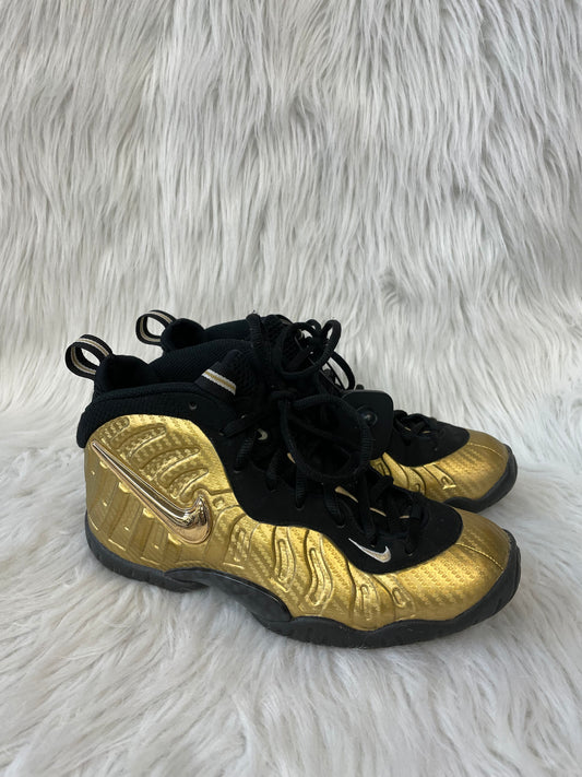 Shoes Sneakers By Nike In Black & Gold, Size: 6.5