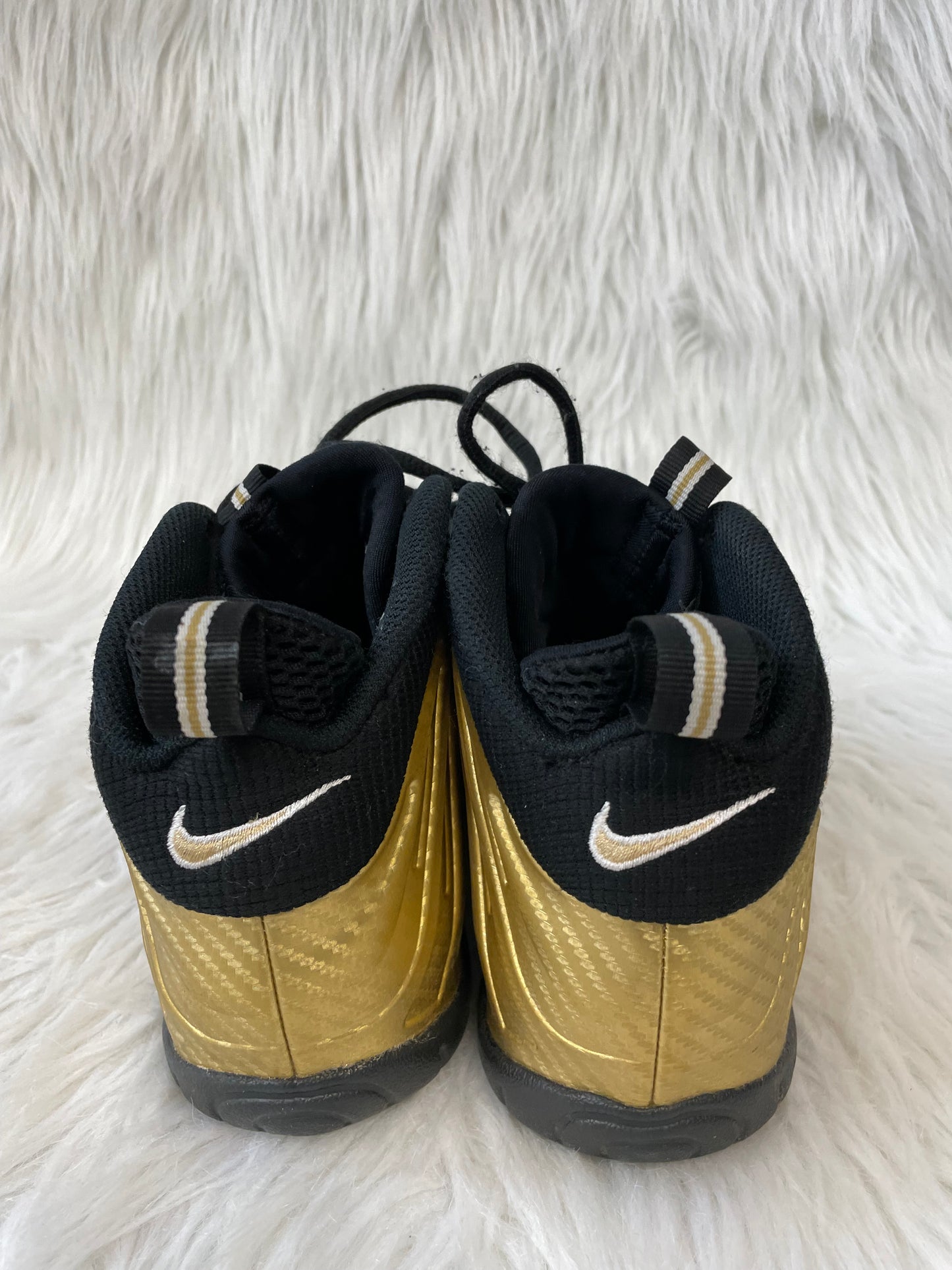 Shoes Sneakers By Nike In Black & Gold, Size: 6.5