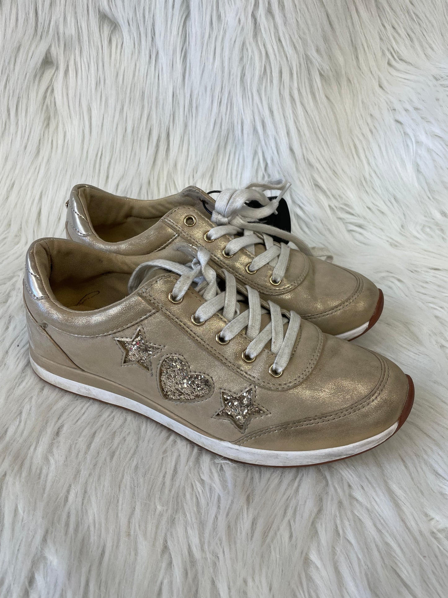 Shoes Sneakers By Guess In Gold, Size: 8.5