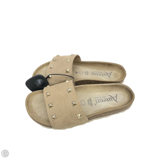 Sandals Flats By Clothes Mentor In Beige, Size: 7.5