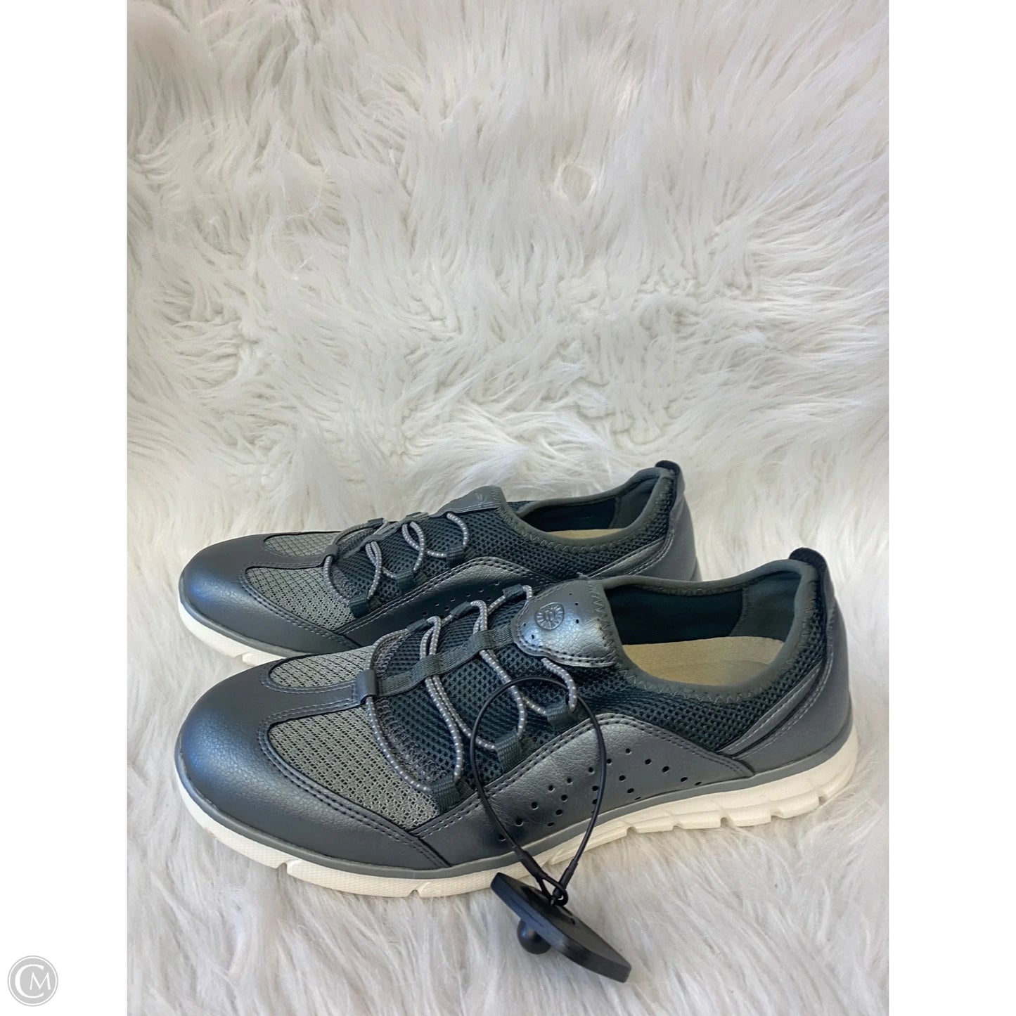 Shoes Sneakers By Clothes Mentor In Silver, Size: 9