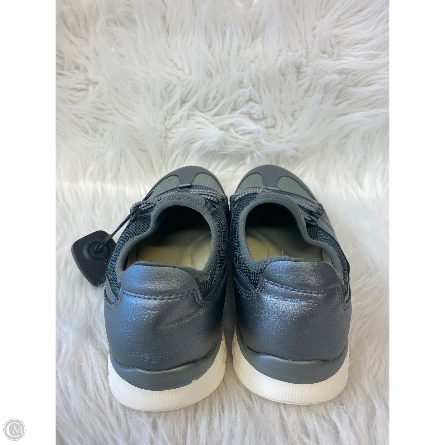 Shoes Sneakers By Clothes Mentor In Silver, Size: 9