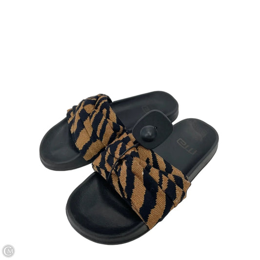 Sandals Flats By Clothes Mentor In Black & Brown, Size: 6