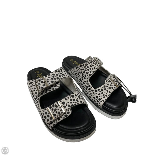 Sandals Flats By Clothes Mentor In Black & Grey, Size: 9