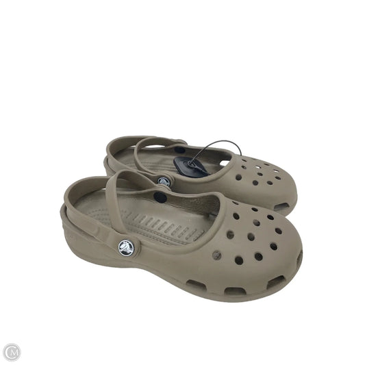 Shoes Flats By Crocs In Brown, Size: 7