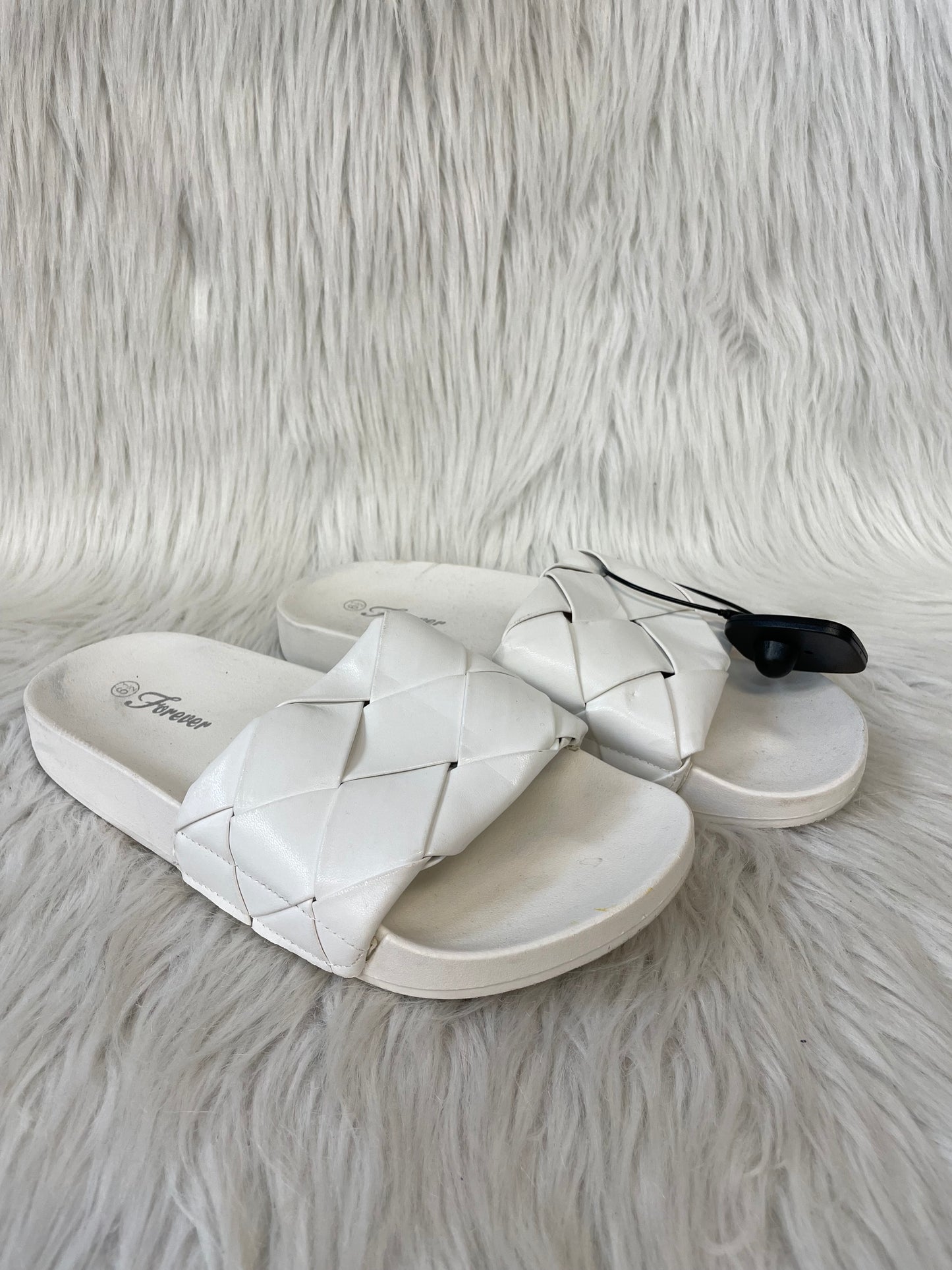 Sandals Flats By Clothes Mentor In White, Size: 6.5