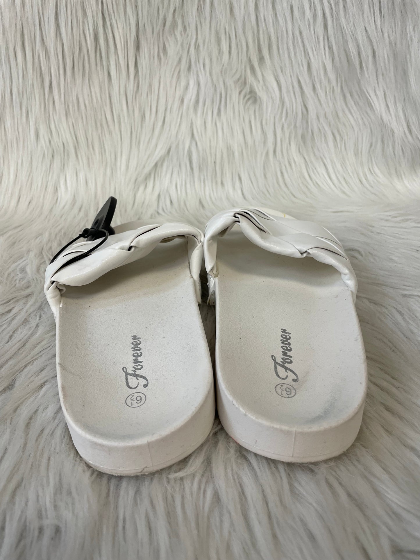 Sandals Flats By Clothes Mentor In White, Size: 6.5