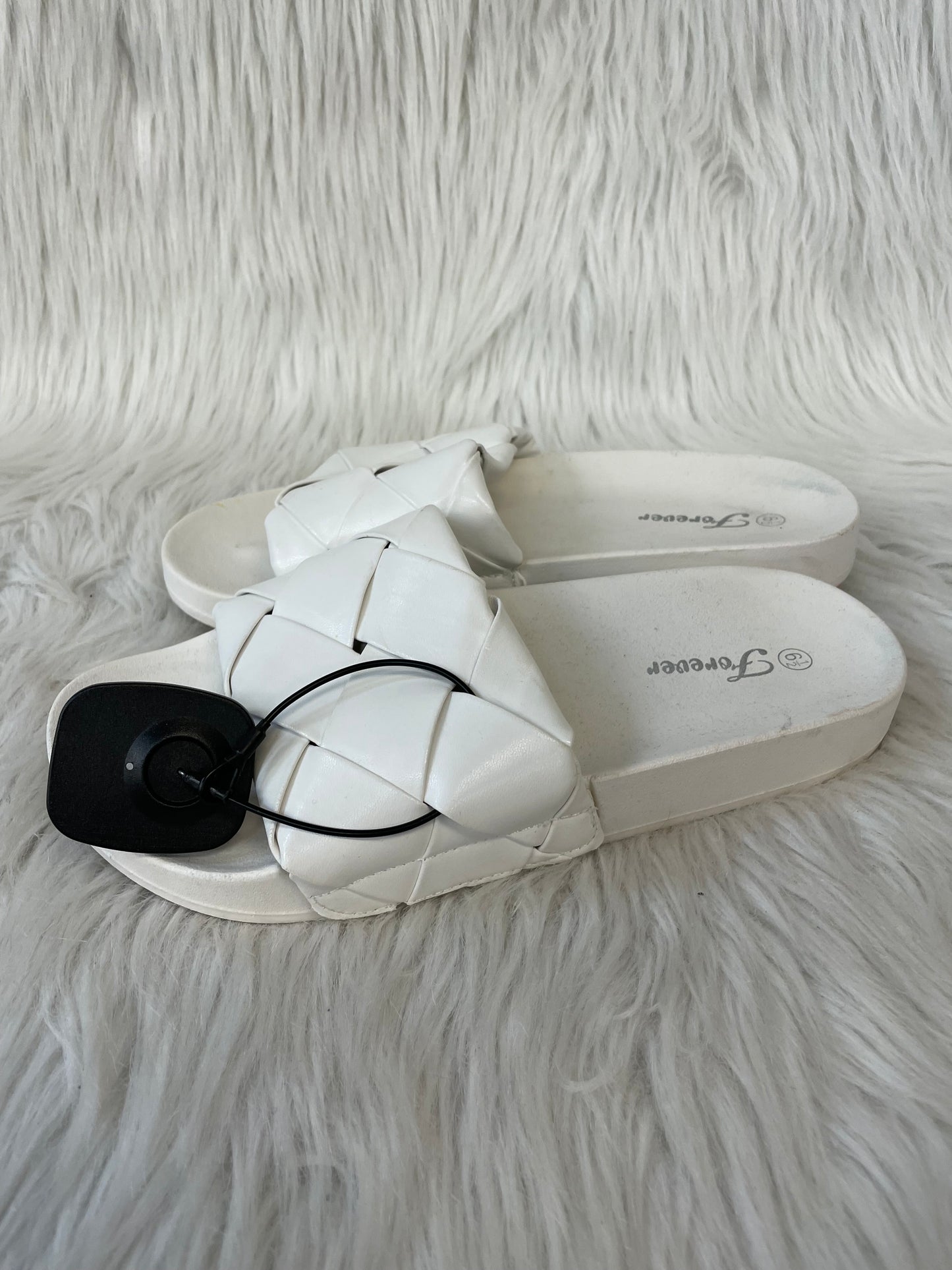 Sandals Flats By Clothes Mentor In White, Size: 6.5