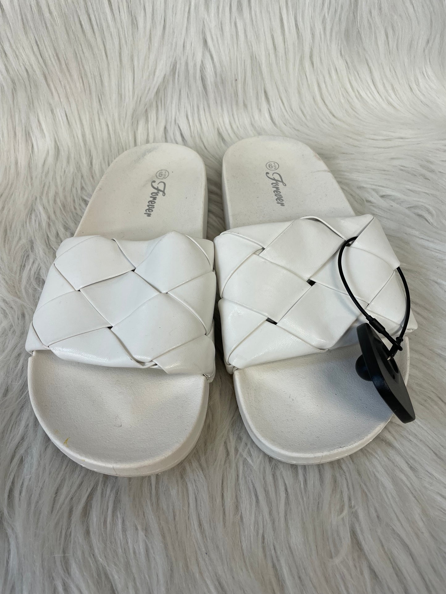 Sandals Flats By Clothes Mentor In White, Size: 6.5