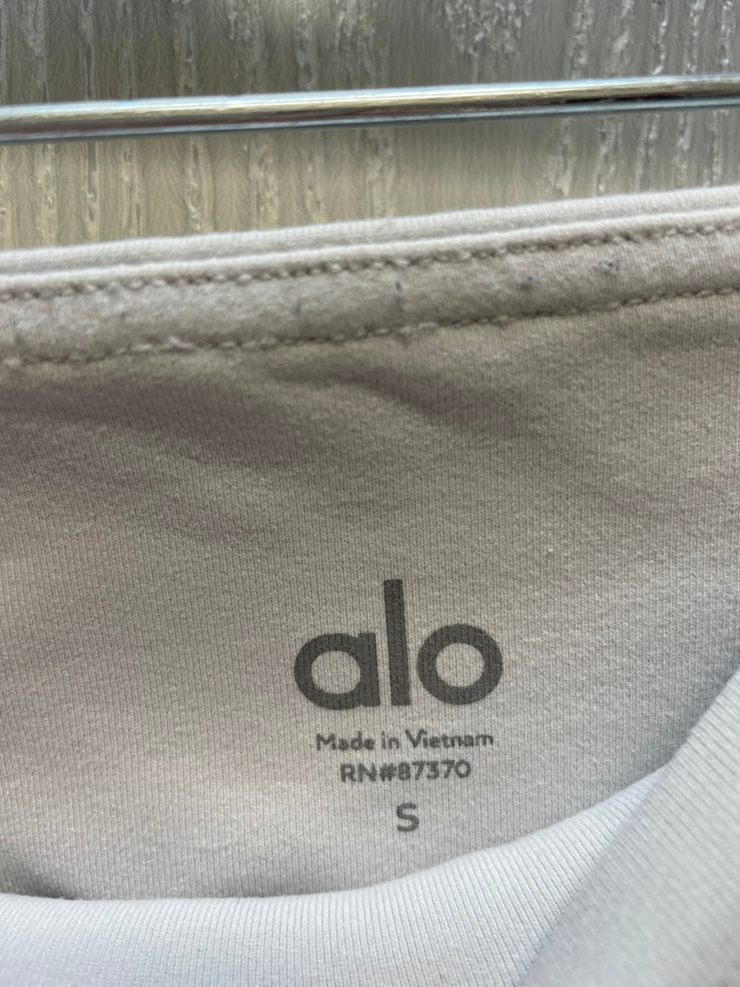 Athletic Leggings By Alo In Grey, Size: S