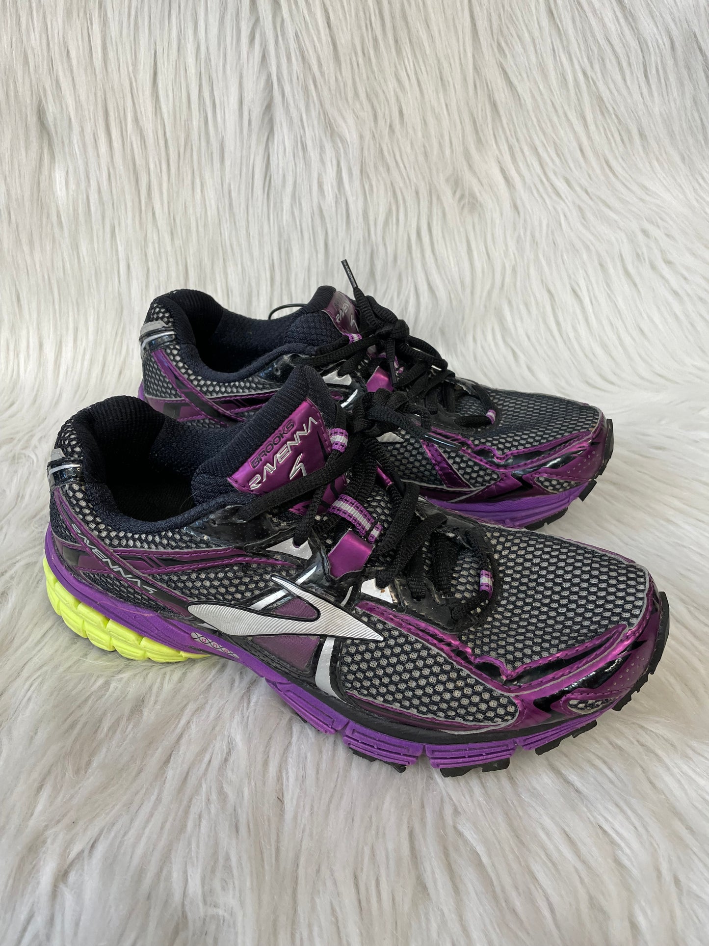 Shoes Athletic By Brooks In Black & Purple, Size: 8.5