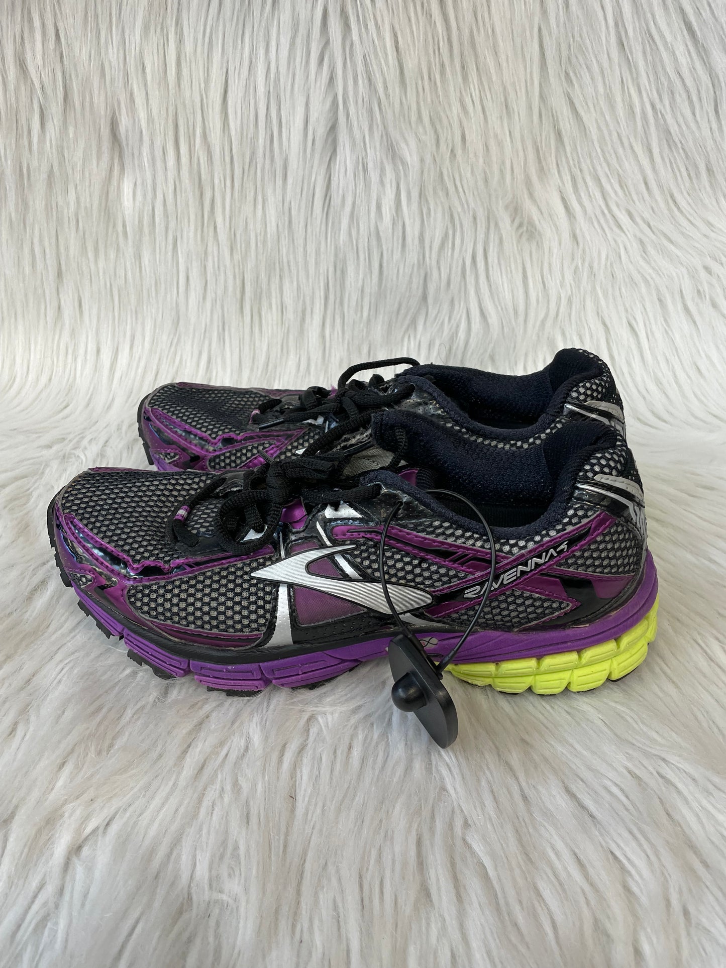 Shoes Athletic By Brooks In Black & Purple, Size: 8.5