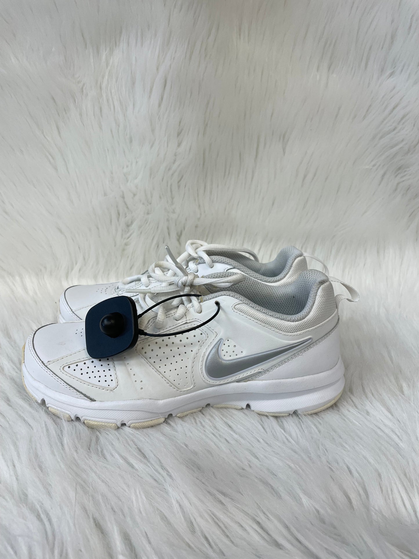 Shoes Athletic By Nike In White, Size: 6