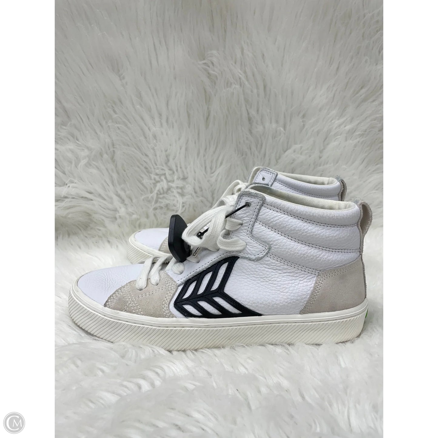 Shoes Sneakers By Cariuma In White, Size: 10