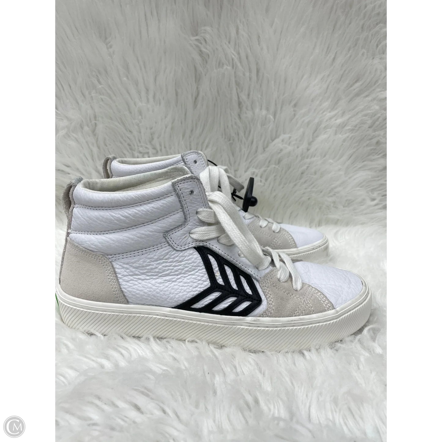 Shoes Sneakers By Cariuma In White, Size: 10