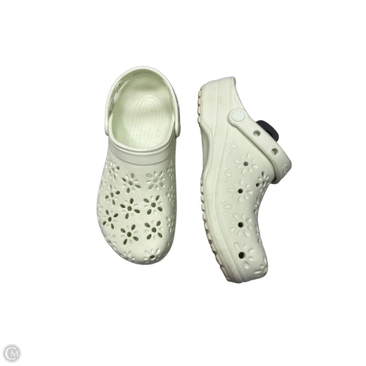 Shoes Flats By Crocs In Green, Size: 10