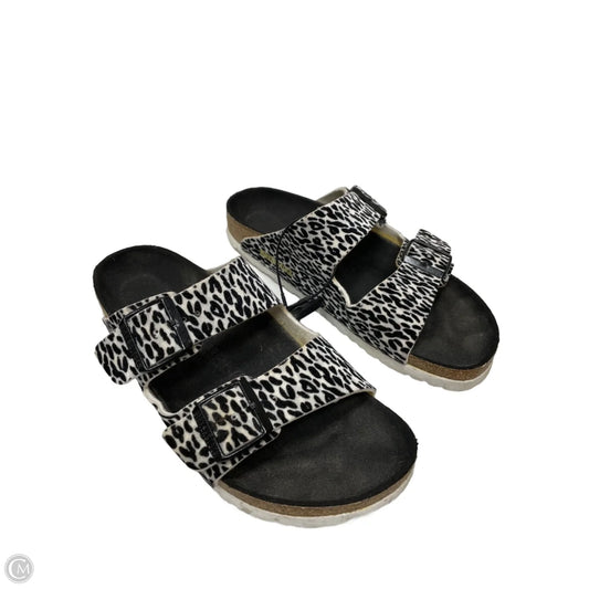 Sandals Flats By Birkenstock In Black & White, Size: 9.5