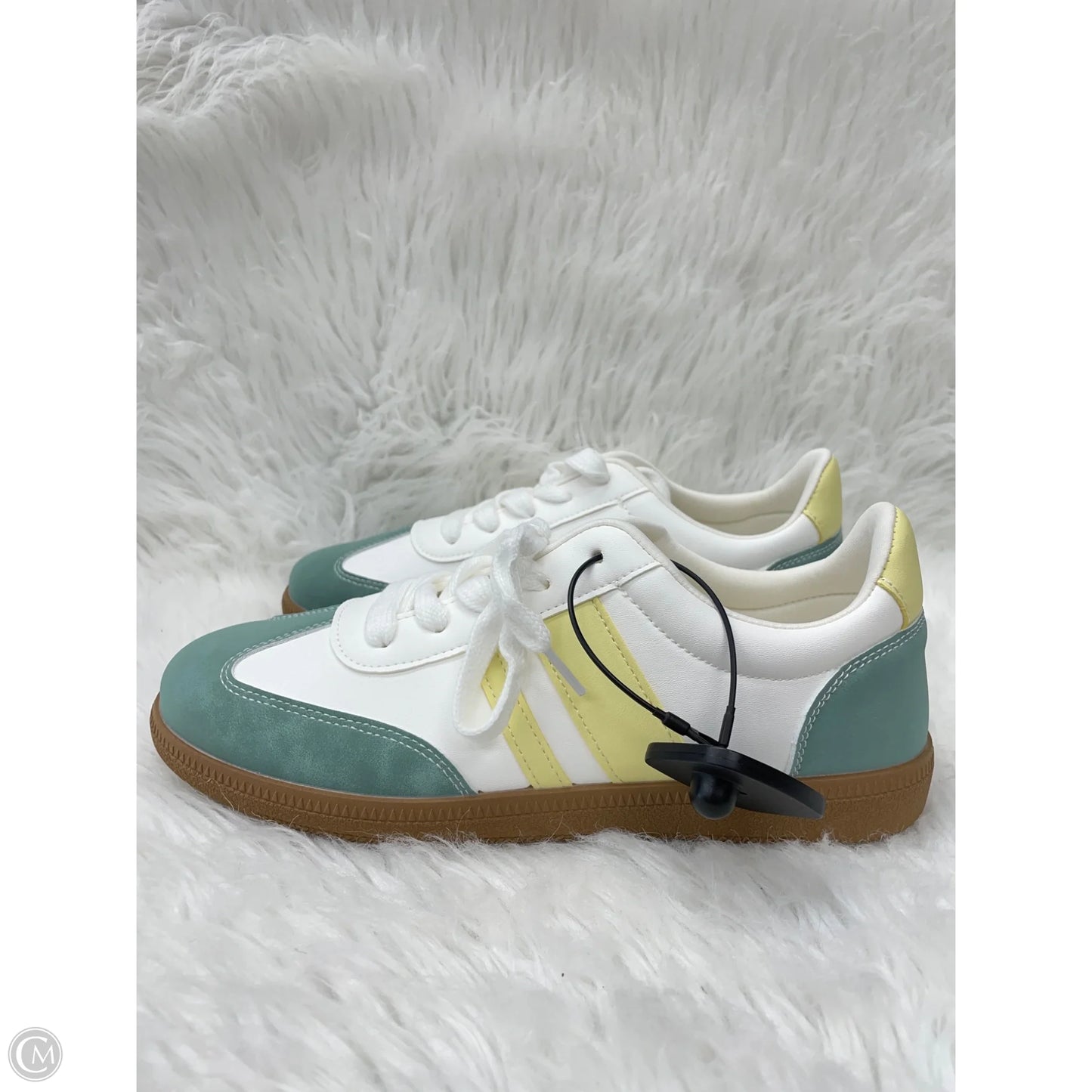 Shoes Sneakers By Cmc In White, Size: 9