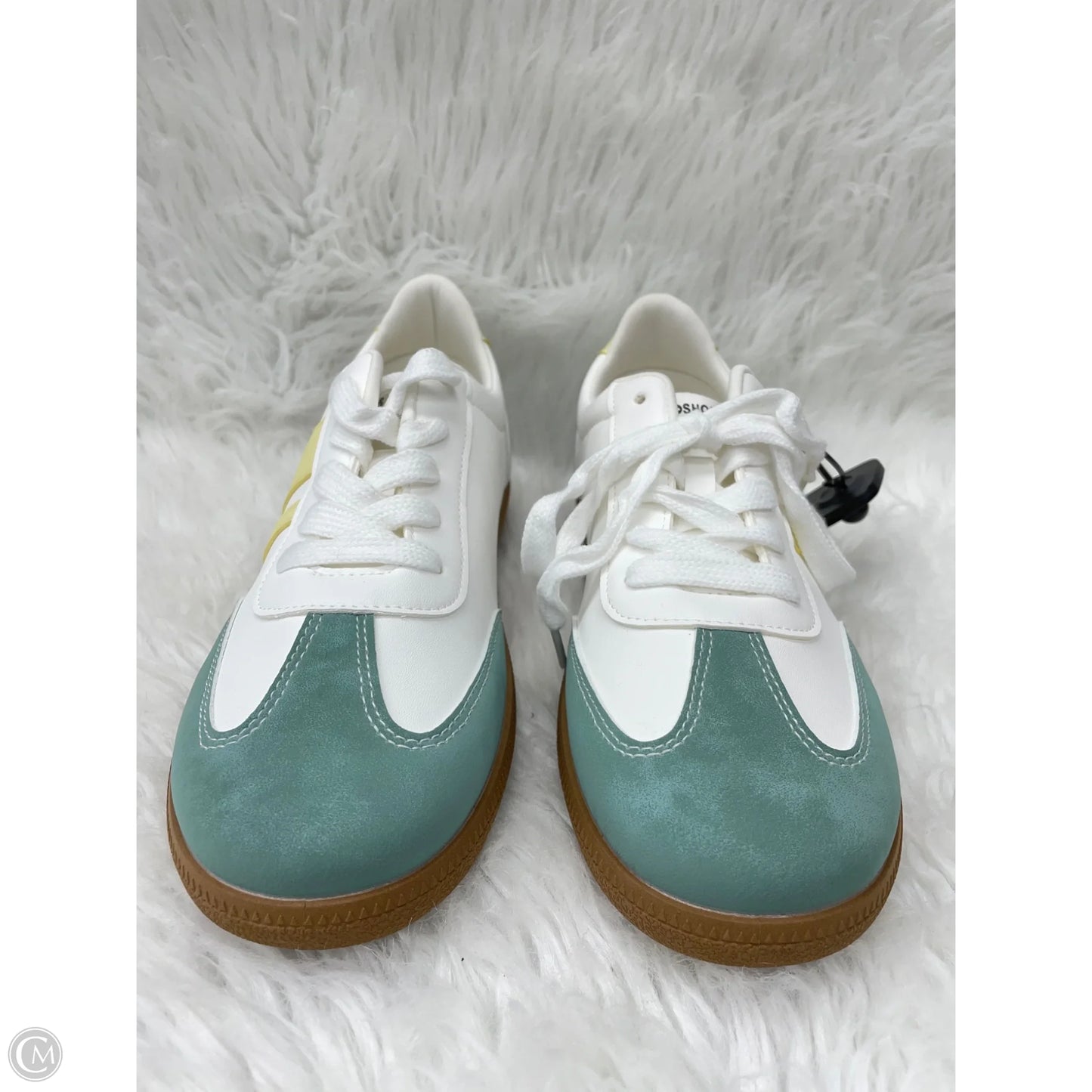 Shoes Sneakers By Cmc In White, Size: 9