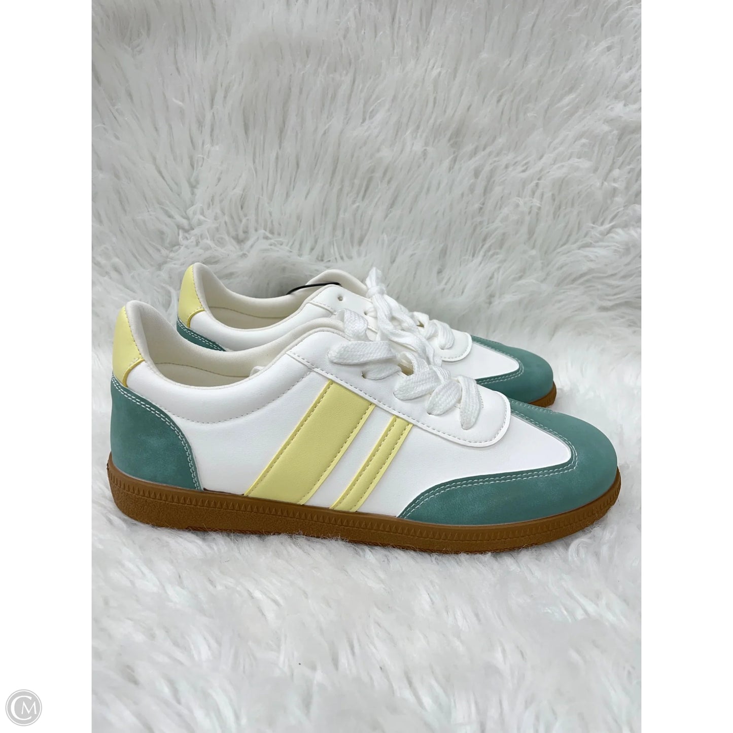 Shoes Sneakers By Cmc In White, Size: 9