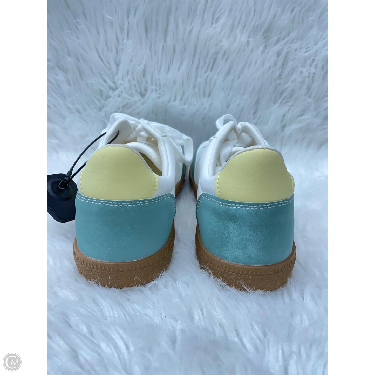 Shoes Sneakers By Cmc In White, Size: 9