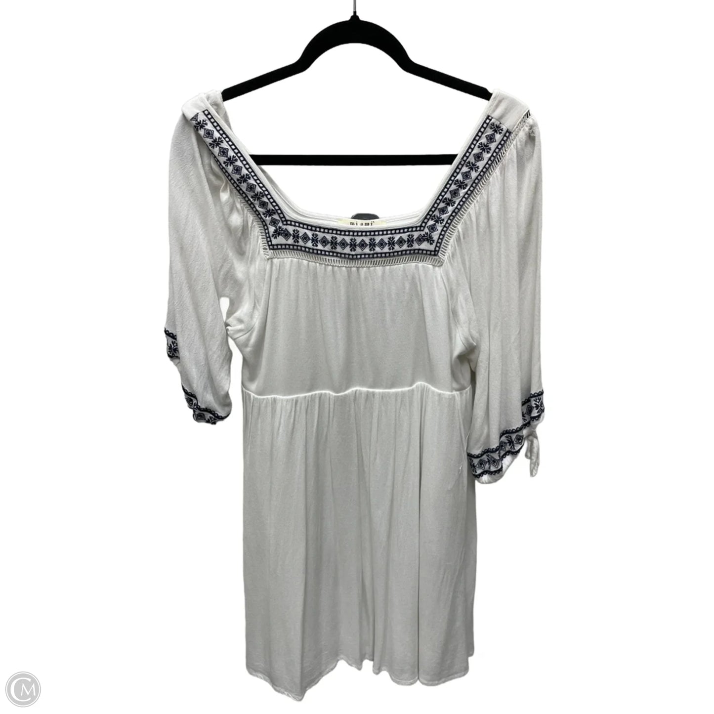 Dress Casual Short By Miami In White, Size: M